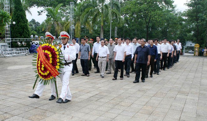 Ngày 26/7, đoàn cán bộ Tỉnh ủy, ĐBQH, HĐND, UBND, UBMTTQ tỉnh Hà Giang đã dâng vòng hoa, thắp hương tưởng nhớ các anh hùng liệt sỹ tại nghĩa trang liệt sỹ Vị Xuyên.